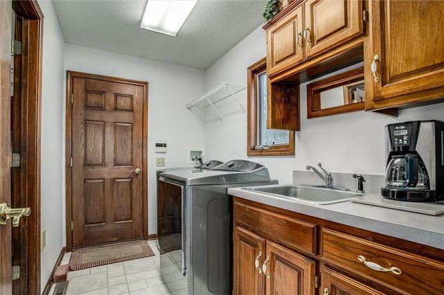 3316 S Victoria Drive, Blue Springs, MO 64015