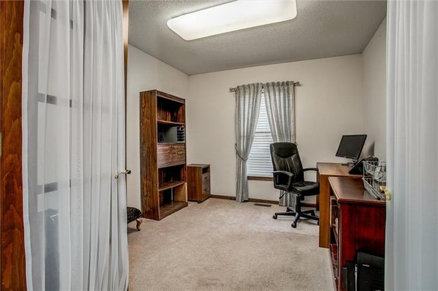 3316 S Victoria Drive, Blue Springs, MO 64015
