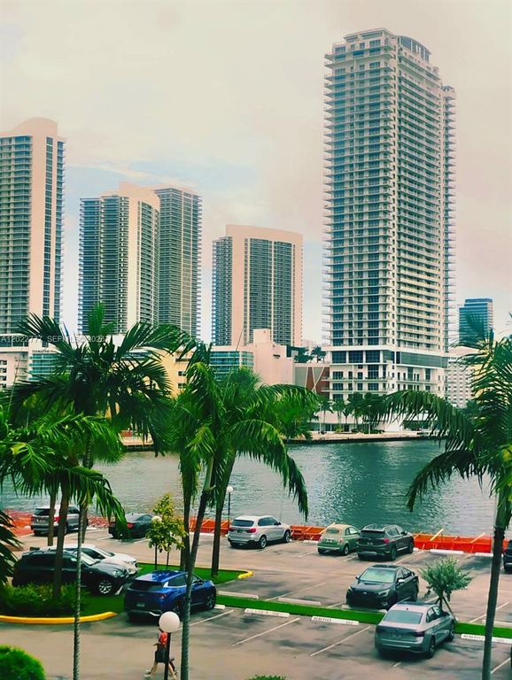 200 Leslie Dr 324, Hallandale Beach, FL 33009