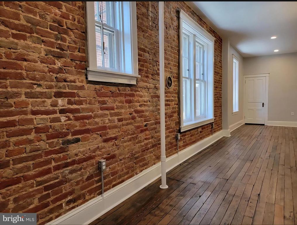Image 5 of property listing at 125 E LEMON ST, Lancaster, PA 17602