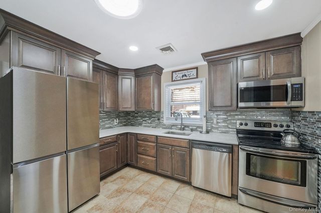 29 Wrana Street, Medford, NY 11763