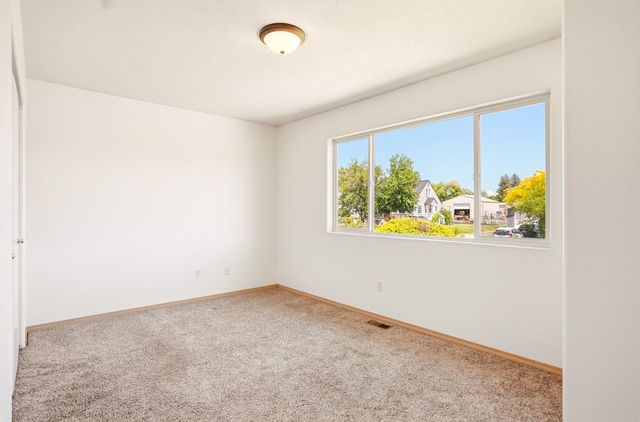 1821 N Corbin Ln, Greenacres, WA 99016
