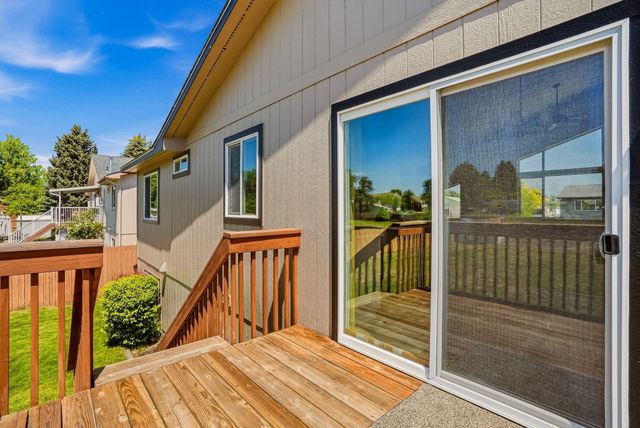 1821 N Corbin Ln, Greenacres, WA 99016