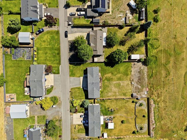 1821 N Corbin Ln, Greenacres, WA 99016