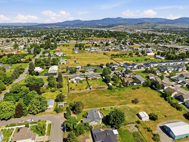 1821 N Corbin Ln, Greenacres, WA 99016