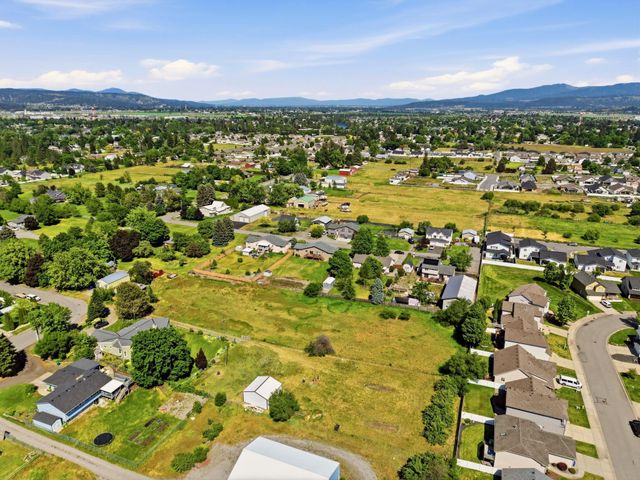1821 N Corbin Ln, Greenacres, WA 99016