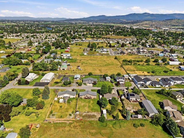 1821 N Corbin Ln, Greenacres, WA 99016