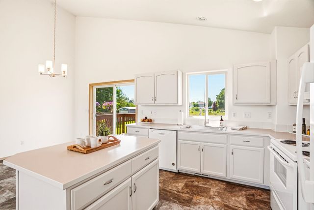 1821 N Corbin Ln, Greenacres, WA 99016