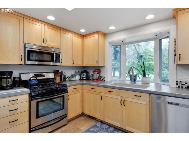 19851 LELAND Rd, Oregon City, OR 97045