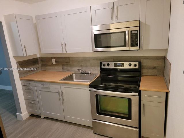 2530 NW 17th Street, Fort Lauderdale, FL 33311