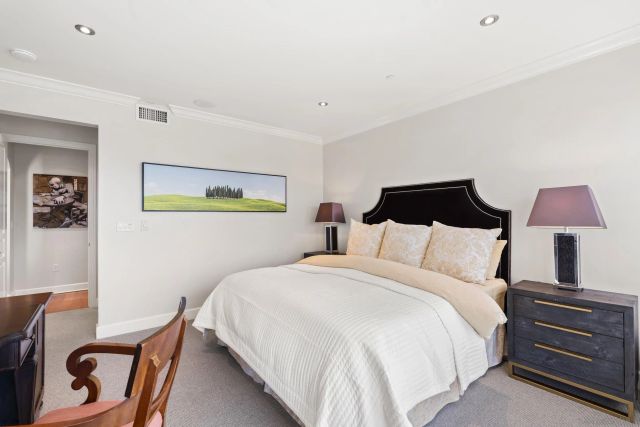 1010 Genter 302, La Jolla, CA 92037