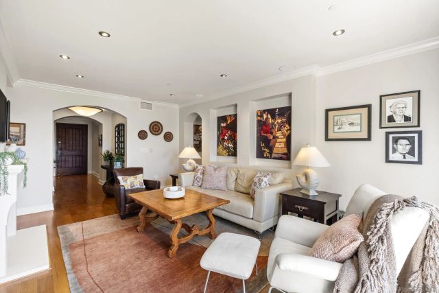 1010 Genter 302, La Jolla, CA 92037