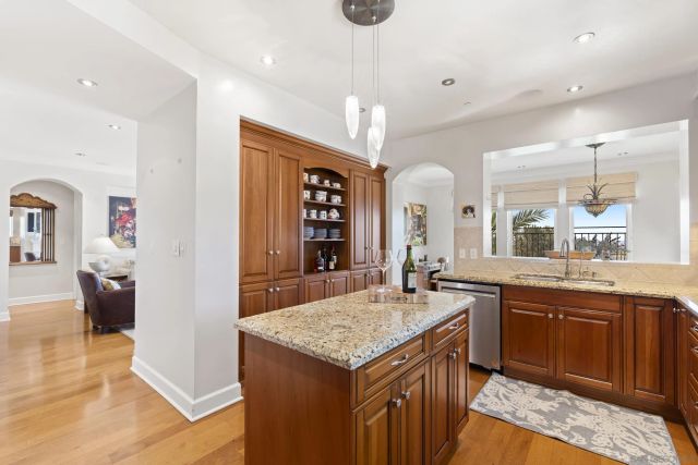 1010 Genter 302, La Jolla, CA 92037
