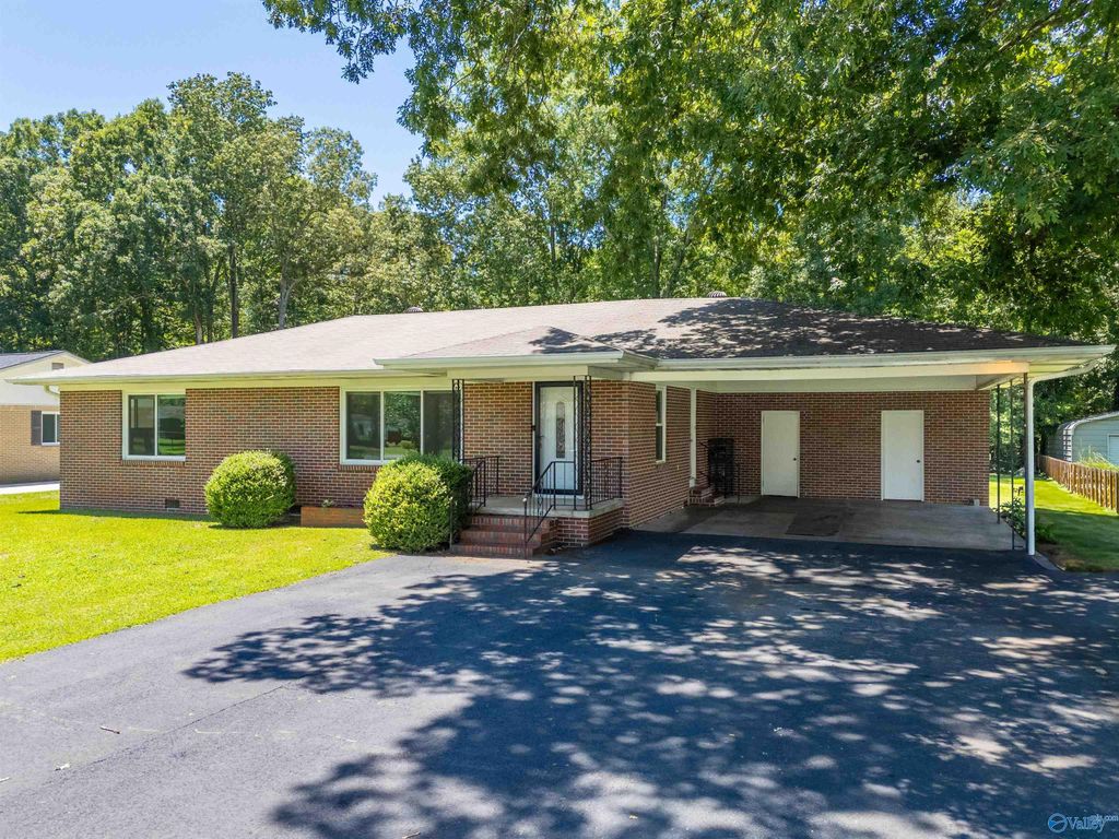 306 Waldrop Road, Rainbow City, AL 35906