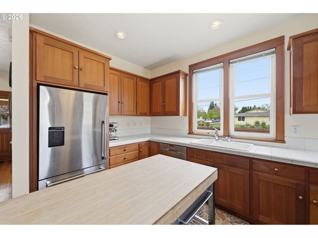 953 C St, Springfield, OR 97477