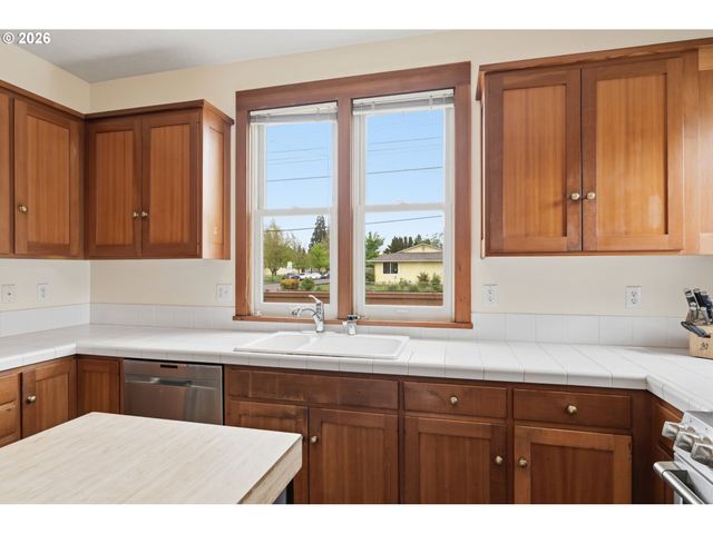 953 C St, Springfield, OR 97477