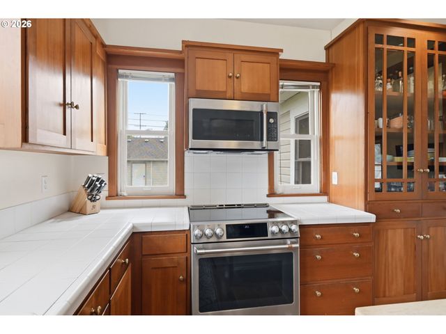 953 C St, Springfield, OR 97477