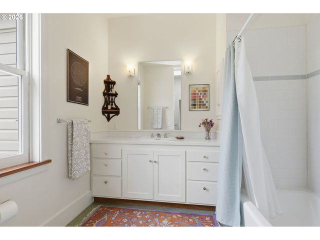 953 C St, Springfield, OR 97477