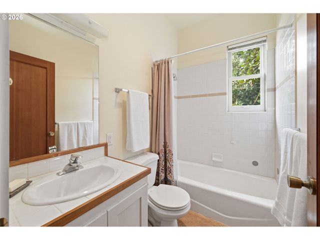 953 C St, Springfield, OR 97477