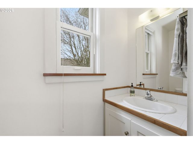 953 C St, Springfield, OR 97477