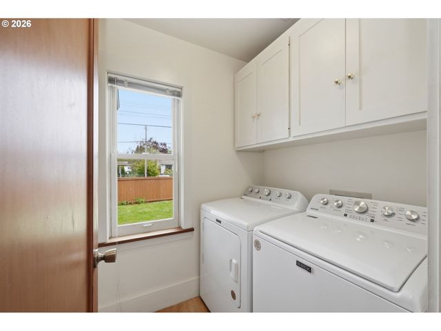 953 C St, Springfield, OR 97477