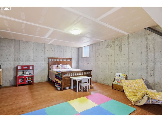 953 C St, Springfield, OR 97477