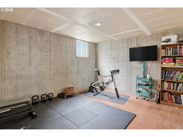 953 C St, Springfield, OR 97477