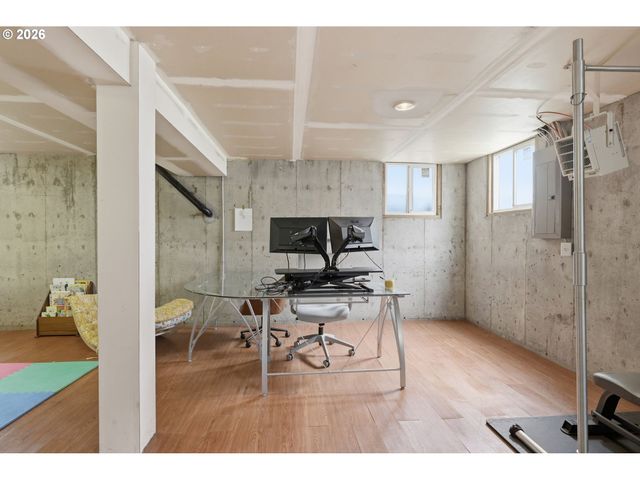 953 C St, Springfield, OR 97477