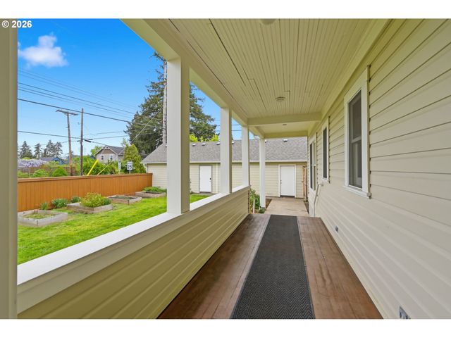 953 C St, Springfield, OR 97477