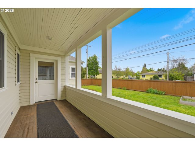 953 C St, Springfield, OR 97477