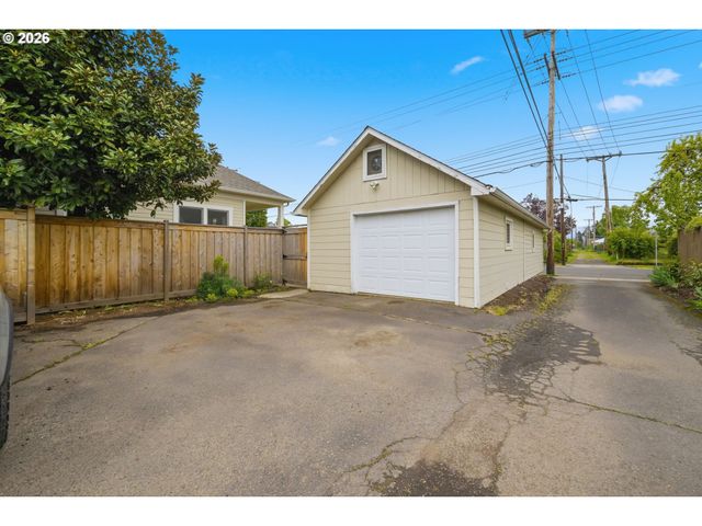 953 C St, Springfield, OR 97477