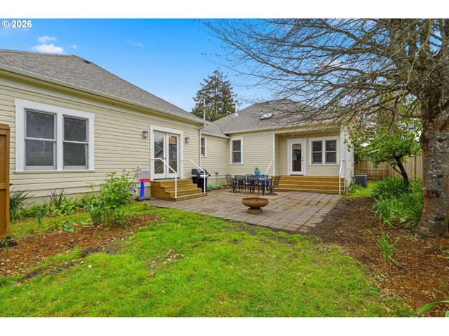 953 C St, Springfield, OR 97477