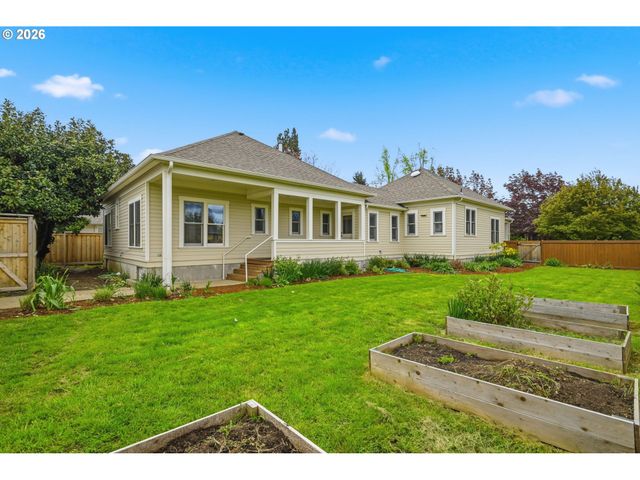 953 C St, Springfield, OR 97477