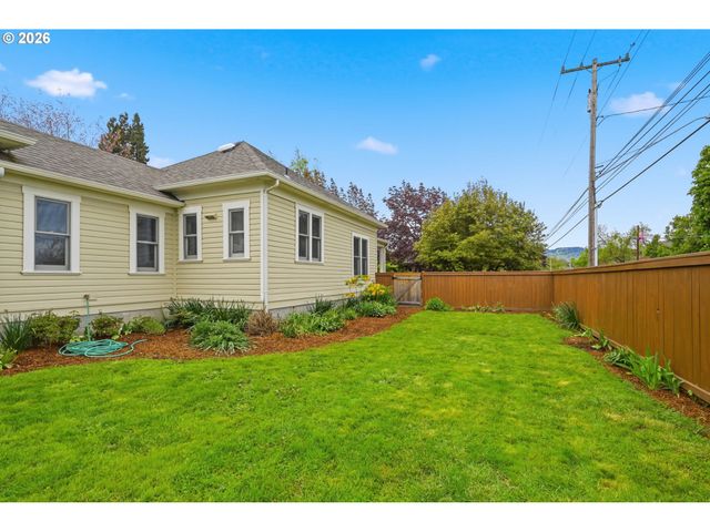 953 C St, Springfield, OR 97477