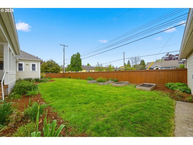 953 C St, Springfield, OR 97477