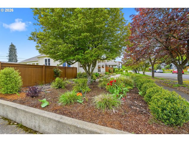 953 C St, Springfield, OR 97477