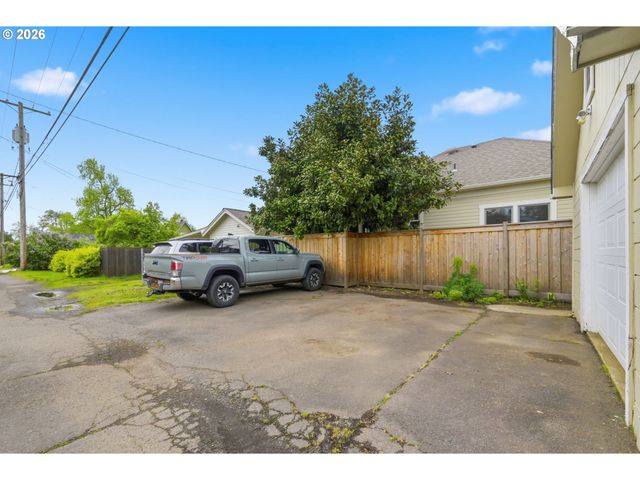 953 C St, Springfield, OR 97477