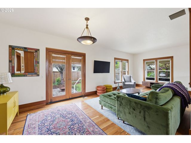 953 C St, Springfield, OR 97477