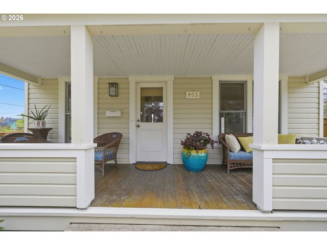 953 C St, Springfield, OR 97477