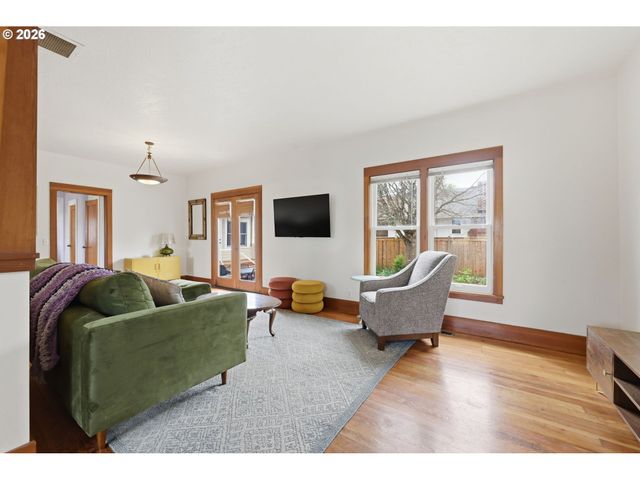 953 C St, Springfield, OR 97477