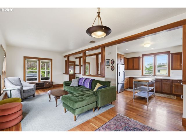 953 C St, Springfield, OR 97477