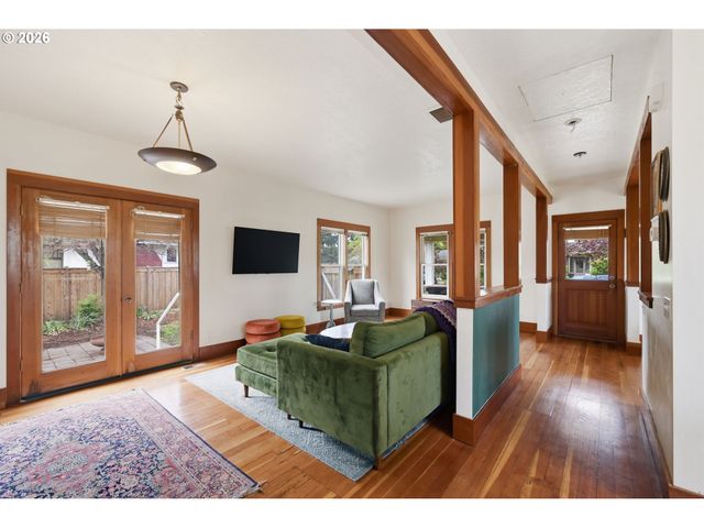 953 C St, Springfield, OR 97477