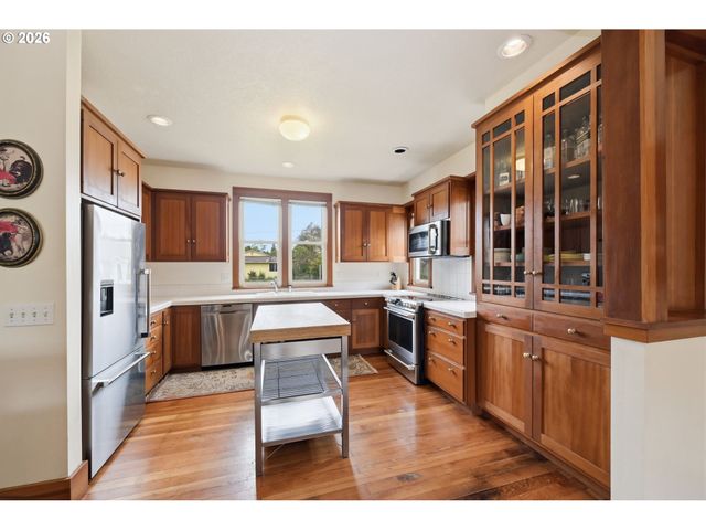 953 C St, Springfield, OR 97477