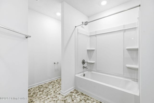 8517 Quail Creek Ct, Louisville, KY 40229