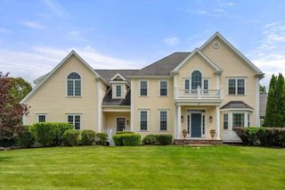 33 Garrett Rd, North Attleboro, MA 02760