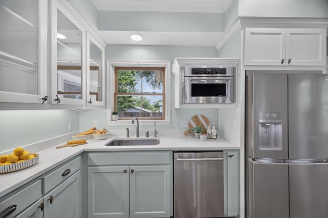 1104 E Liberty Ave, Round Rock, TX 78664
