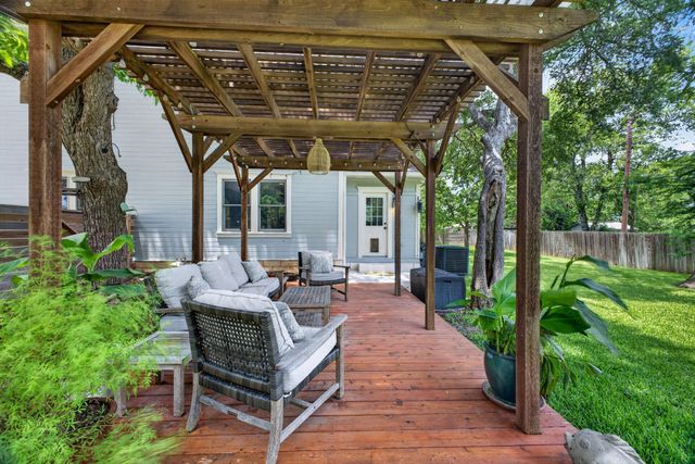 1104 E Liberty Ave, Round Rock, TX 78664