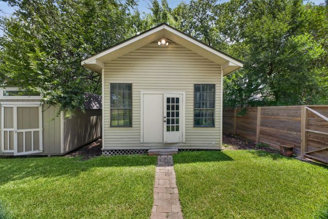 1104 E Liberty Ave, Round Rock, TX 78664