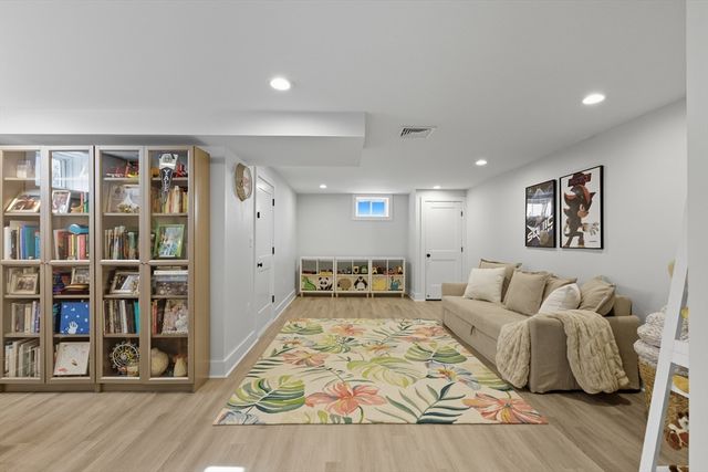 189 Linwood Ave 1, Newton, MA 02460