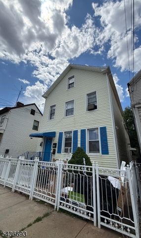 40 Smith St, Elizabeth City, NJ 07201